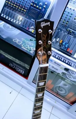 Solo Gibson Guitar - Image 2