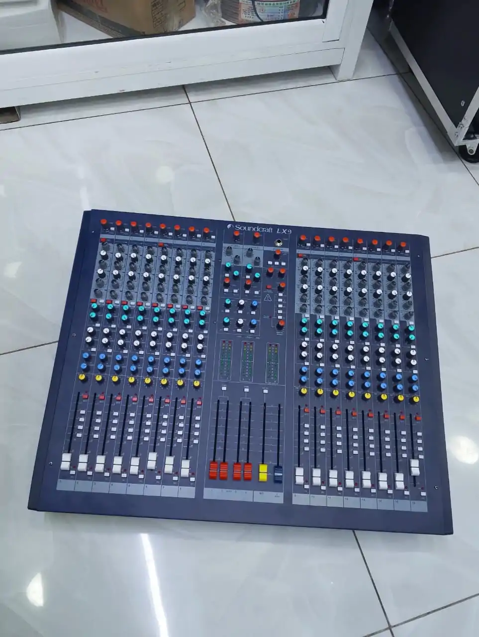 Soundcraft Plain Mixer LX9 24 channels - Image 2