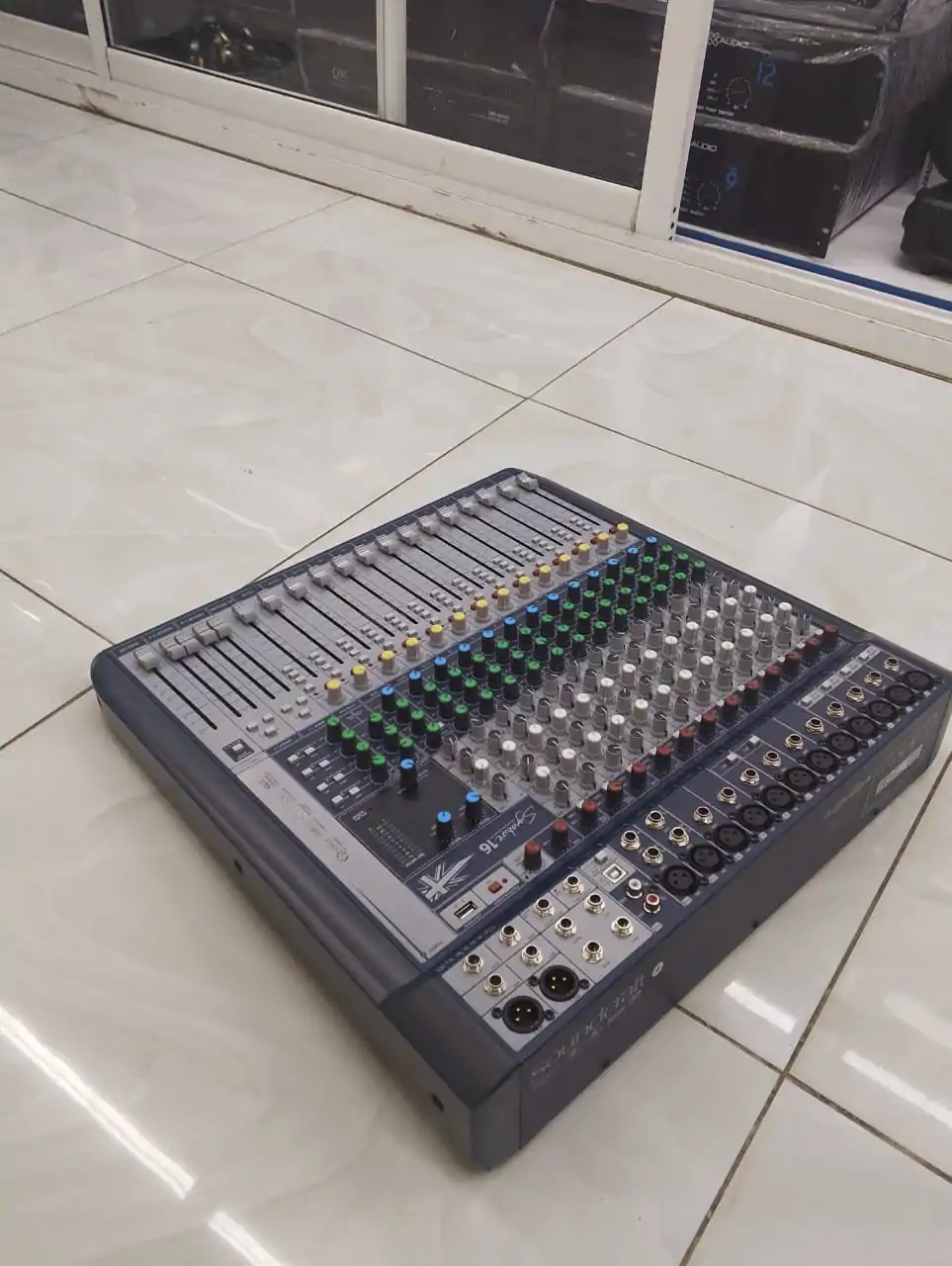 Soundcraft  Plain Audio Mixer 16 Channel - Image 3